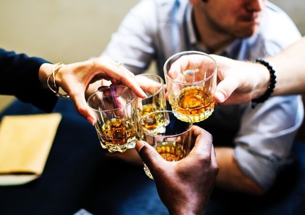 drink alcohol in a large company